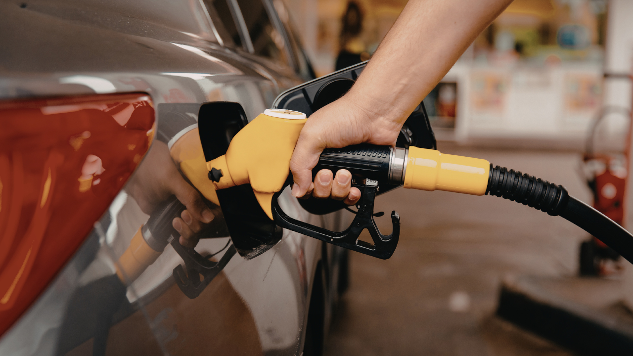 Skattetrycket kan öka vid pumpen. Styrmedelsutredningens förslag om höjd koldioxid- och energiskatt kan innebära att priset på bensin och diesel stiger med omkring 3,30 kronor per liter. Foto: Canva