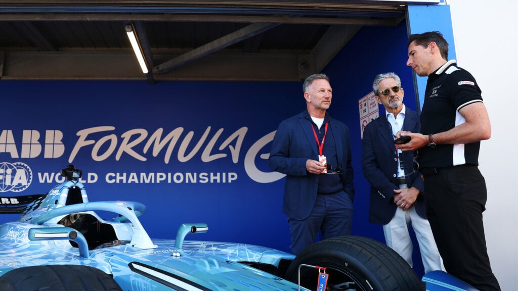 Christian Horner i Formel E-depån i Monaco och pratar med Ian James, teamchef, Jaguar TCS Racing.