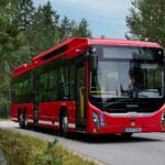 Elbuss från Scania Sverige snett framifrån på väg.