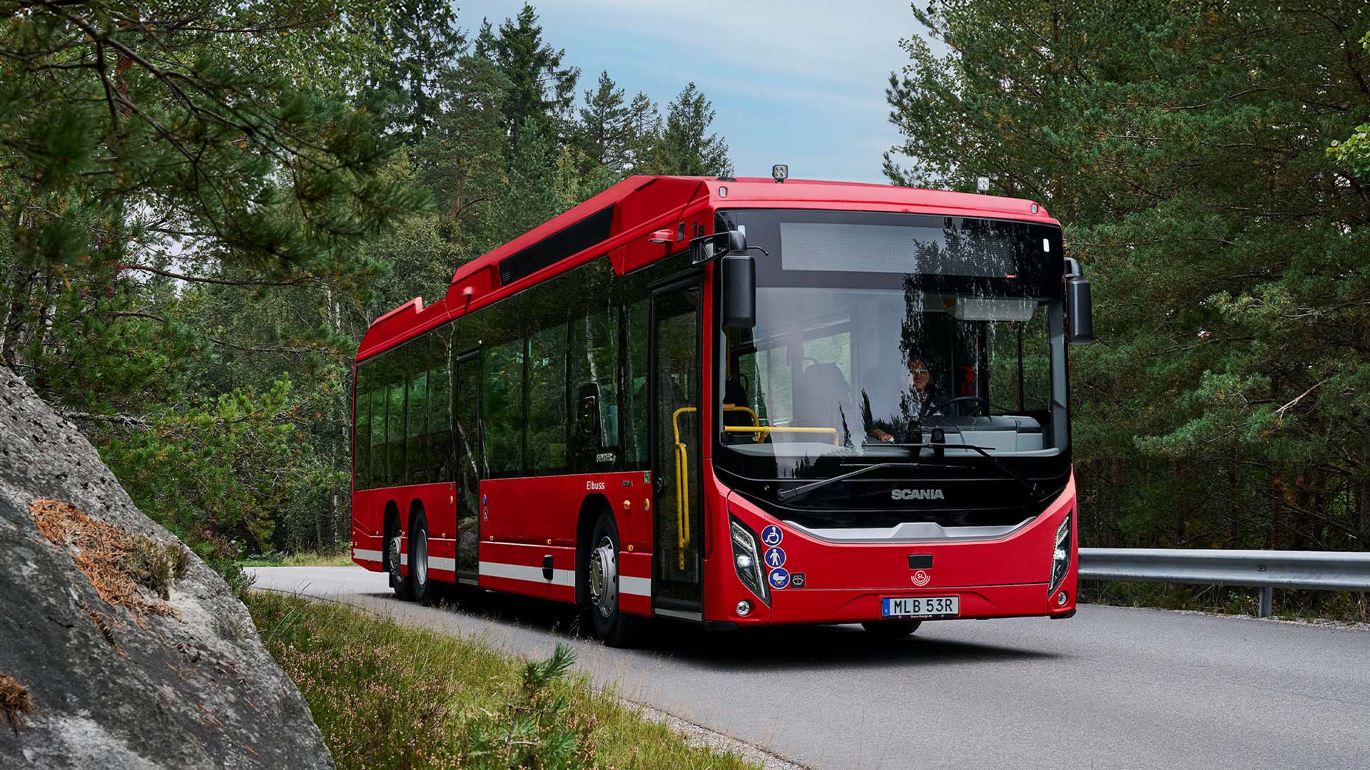Elbuss från Scania Sverige snett framifrån på väg.