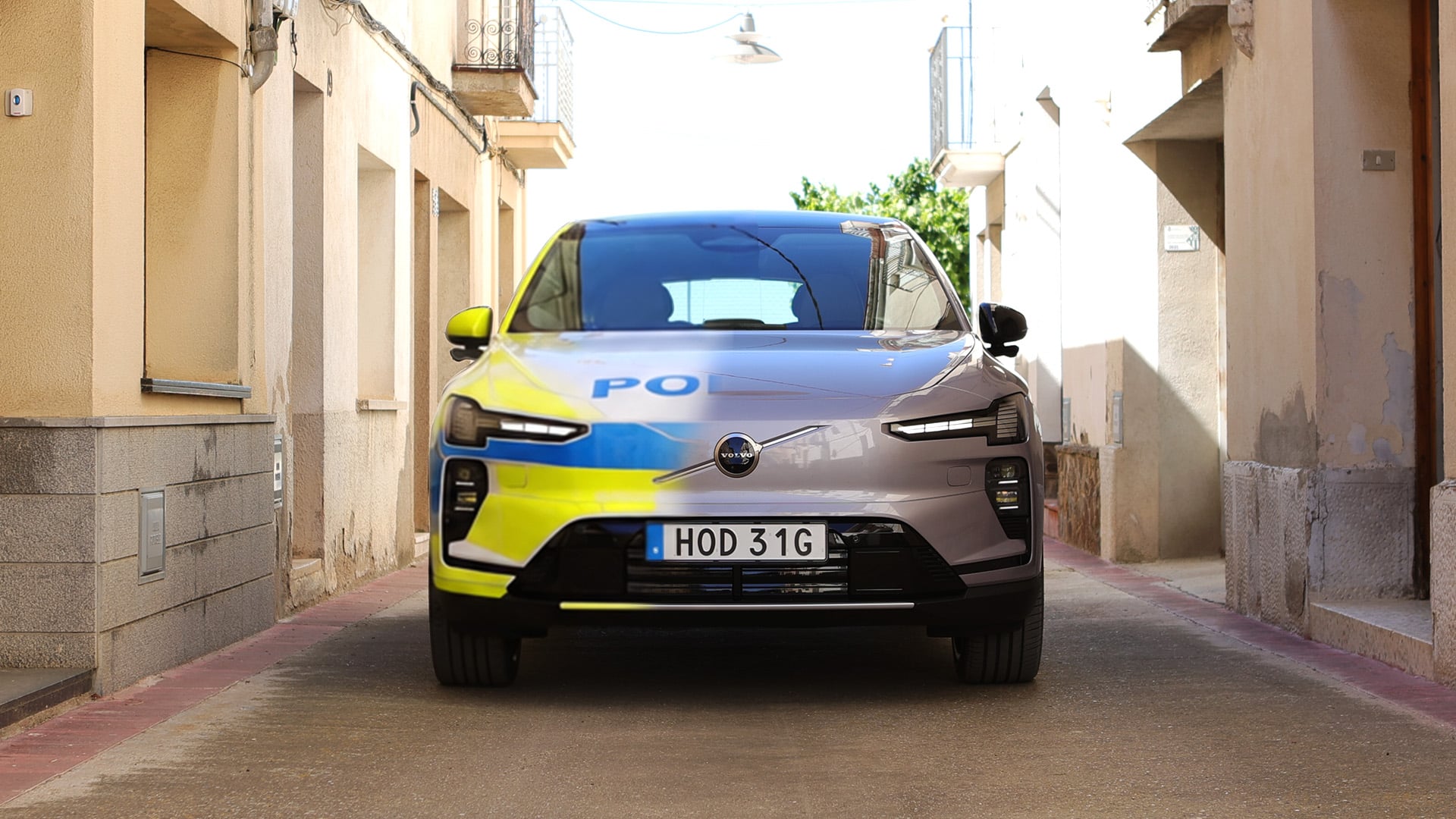 Volvo EX60 framifrån redigerad med svenska polisfärger.