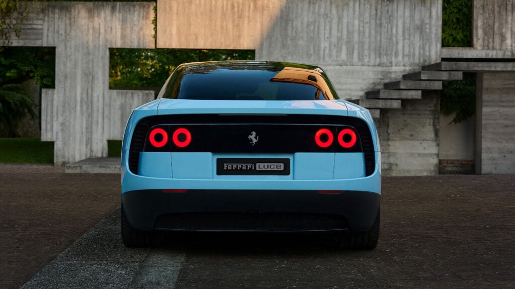 Blå Ferrari Luce bakifrån med runda baklyktor.