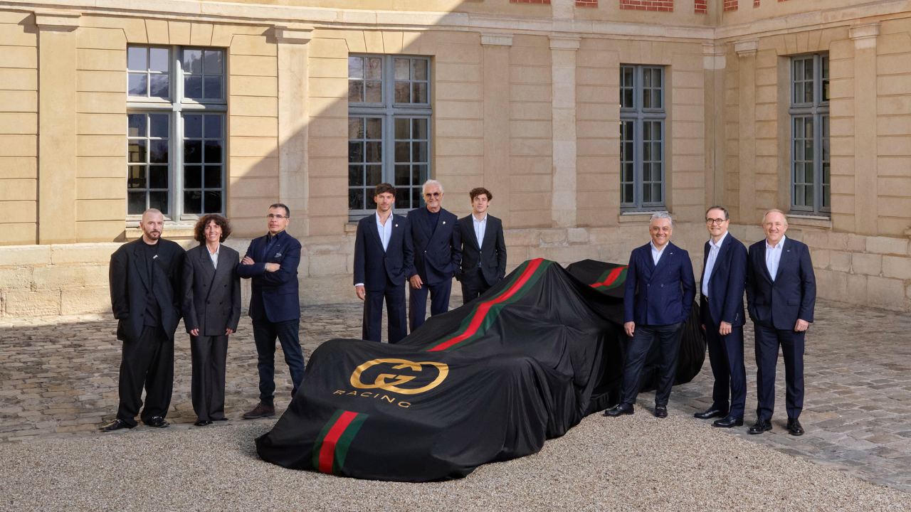 Vad döljer sig under det exklusiva Gucci-täcket? Alpines Pierre Gasly och Franco Colapinto flankerar Guccis ansvariga, redo att avslöja hur sportens mest otippade samarbete kommer se ut på banan. Foto: F1