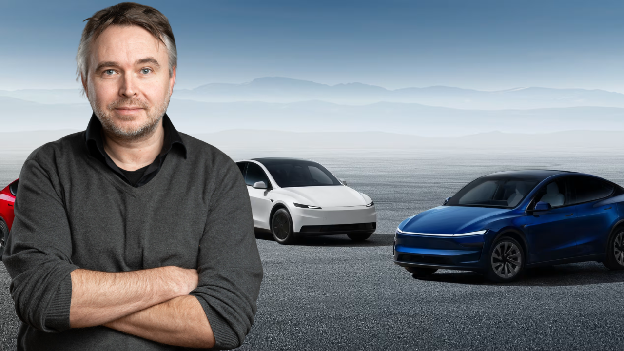 IF Metalls Jesper Pettersson och Tesla-bilar utanför en av verkstäderna. Fackförbundet har i dagarna lagt om sin strategi i den infekterade avtalsstriden. Foto: IF Metall och Tesla