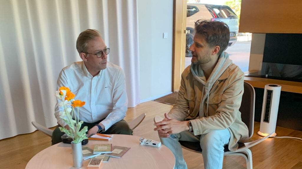 Volvo-chefen Johan Rasmusson till vänster i bild med John Sempill till höger.