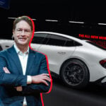 Ola Källenius inklippt framför en vit AMG GT 4-Door Coupé.