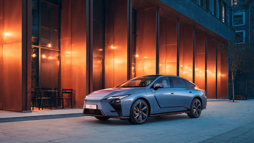 Designspråket ”Clean Tech x Elegance” hämtar tydlig inspiration från konceptbilen LF-ZC, med slanka L-formade strålkastare och en slät EV-front. Foto: Lexus