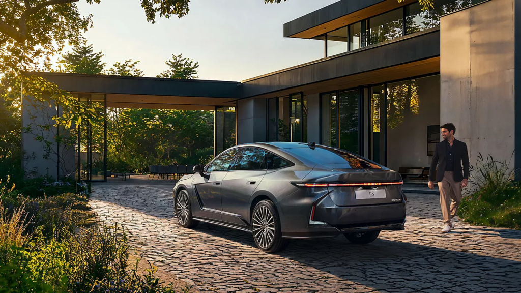 Den svepande, coupé-liknande silhuetten är inte bara elegant utan också resultatet av ett omfattande aerodynamiskt arbete för att maximera räckvidden. Foto: Lexus