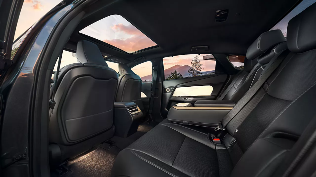 Tack vare axelavståndet på nära tre meter bjuder baksätet på generösa utrymmen. Toppversionerna får dessutom fällbara stolar och utdragbara fotstöd. Foto: Lexus