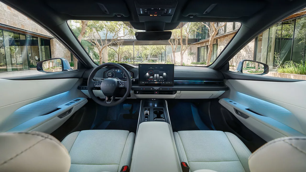 Förarmiljön är strikt minimalistisk och domineras av en ny 14-tums pekskärm, flankerad av dolda touchknappar som först lyser upp när bilen startas. Foto: Lexus