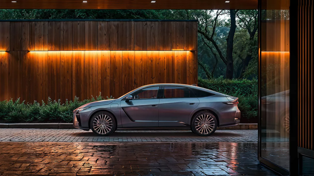 Den åttonde generationen av Lexus ES har vuxit rejält och mäter nu hela 5,14 meter i längd, vilket ger en betydligt kraftfullare vägstatus än föregångaren. Foto: Lexus