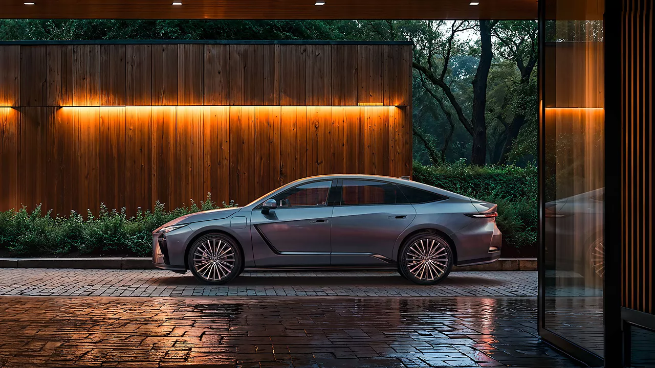 Den åttonde generationen av Lexus ES har vuxit rejält och mäter nu hela 5,14 meter i längd, vilket ger en betydligt kraftfullare vägstatus än föregångaren. Foto: Lexus