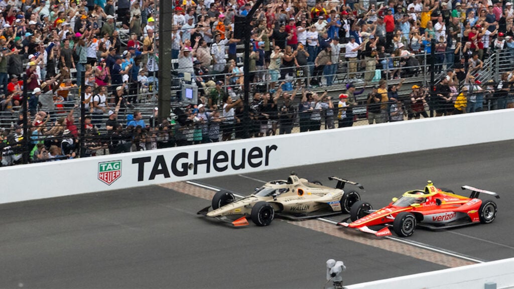 Felix Rosenqvist passerar mållinjen i Indy 500 2026.