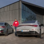 BMW i4 och Mercedes CLA parkerade med två redaktörer från auto motor und sport i bild.