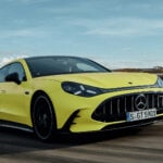 Gul Mercedes-AMG GT 4-Door Coupé snett framifrån på bana.