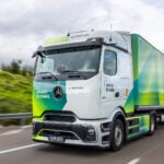 Mercedes-Benz eActros snett framifrån på väg.