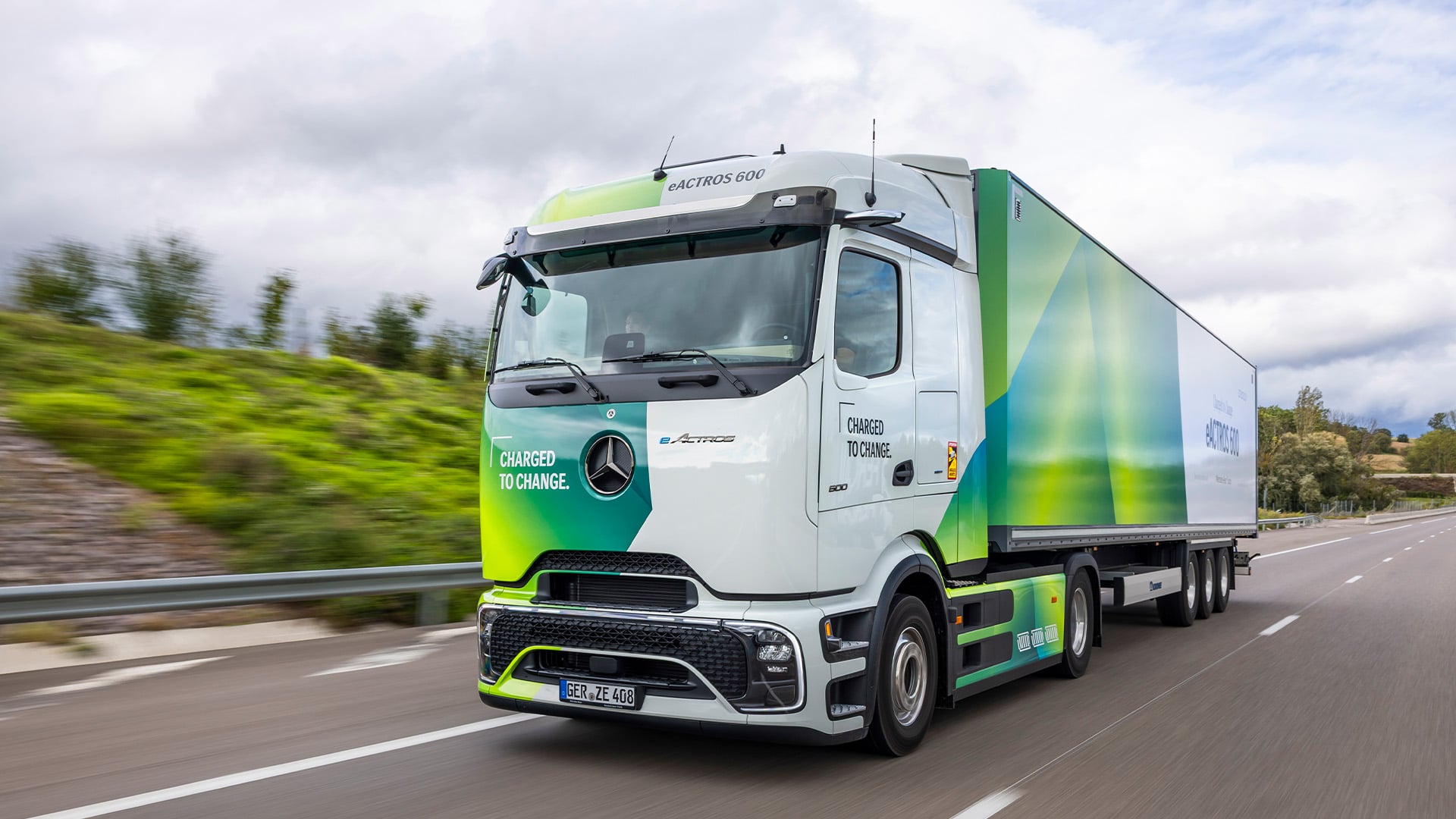 Mercedes-Benz eActros snett framifrån på väg.