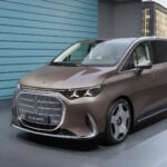 Grå Mercedes-Benz VLE snett framifrån i ett garage i urban miljö.