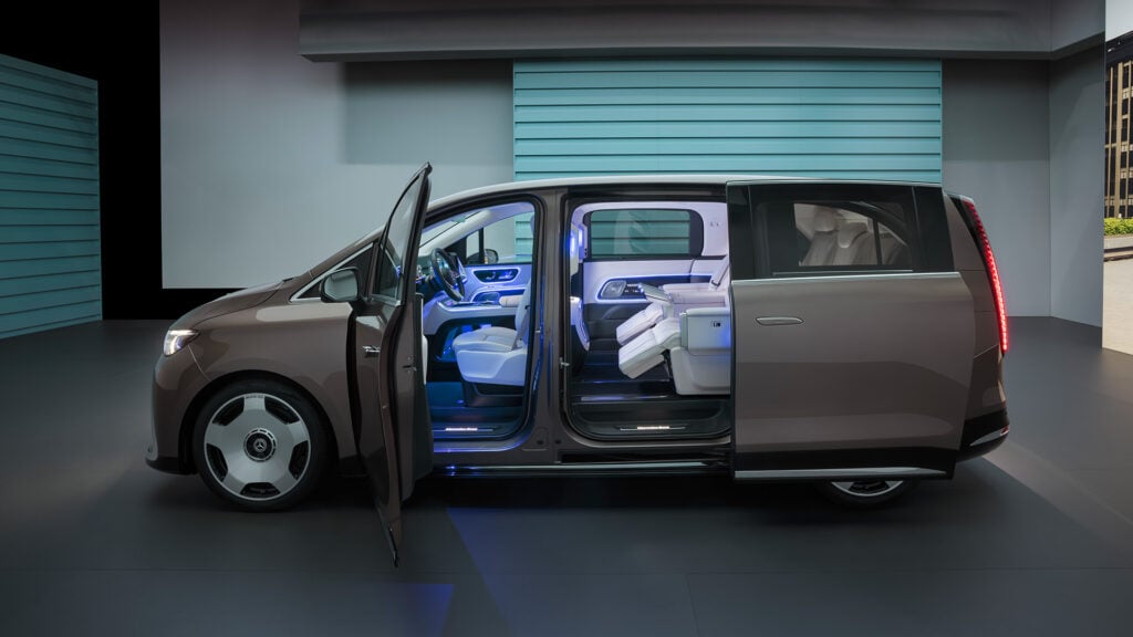 Grå Mercedes-Benz VLE i profil med dörrarna öppna i ett garage.