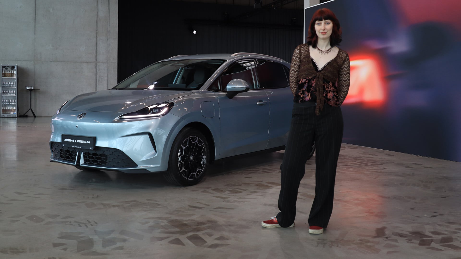 Hanna Brante står framför en MG4 EV Urban.