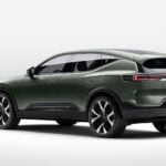 Grön Polestar 4 snett bakifrån.
