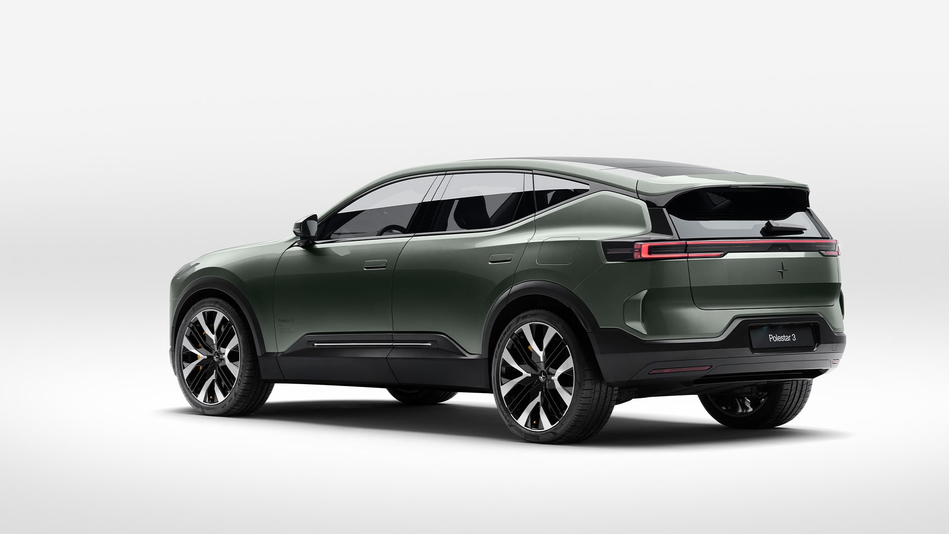 Grön Polestar 4 snett bakifrån.