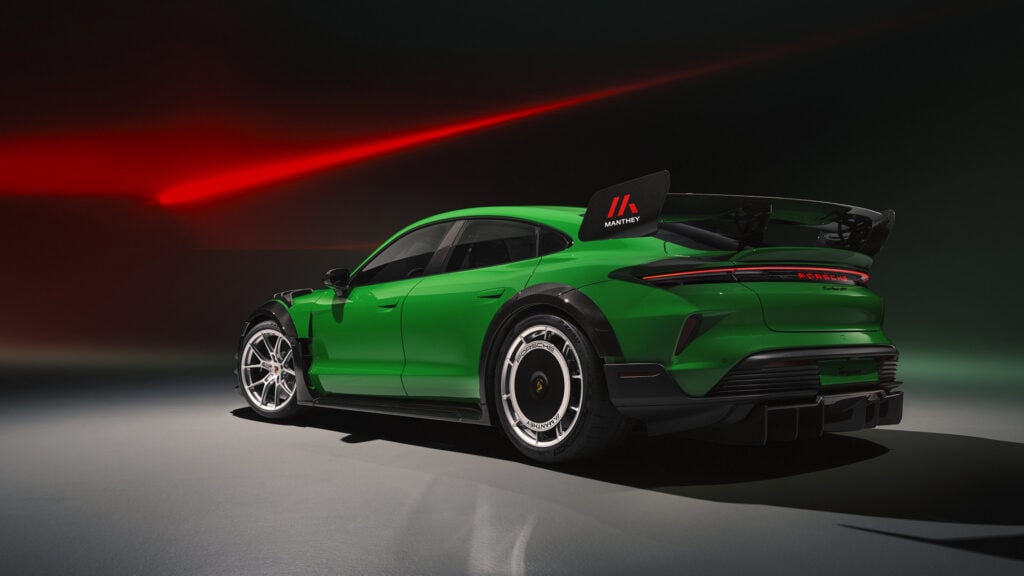 Grön Porsche Taycan Turbo GT med Manthey Kit snett bakifrån i studio.