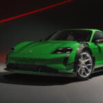 Grön Porsche Taycan Turbo GT med Manthey Kit snett framifrån i studio.
