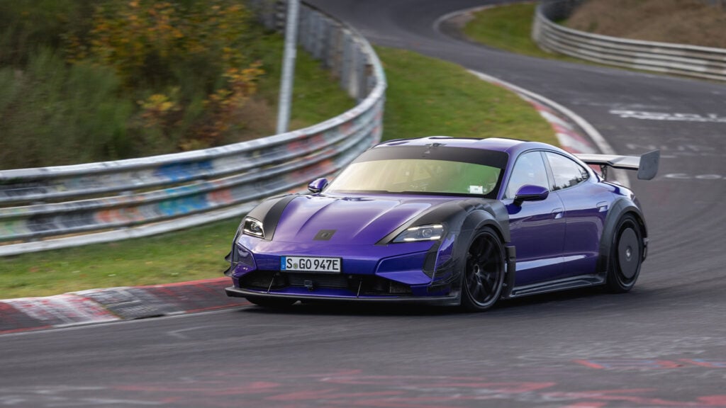Lila Porsche Taycan Turbo GT med Manthey Kit på Nürburgring med Lars Kern bakom ratten.
