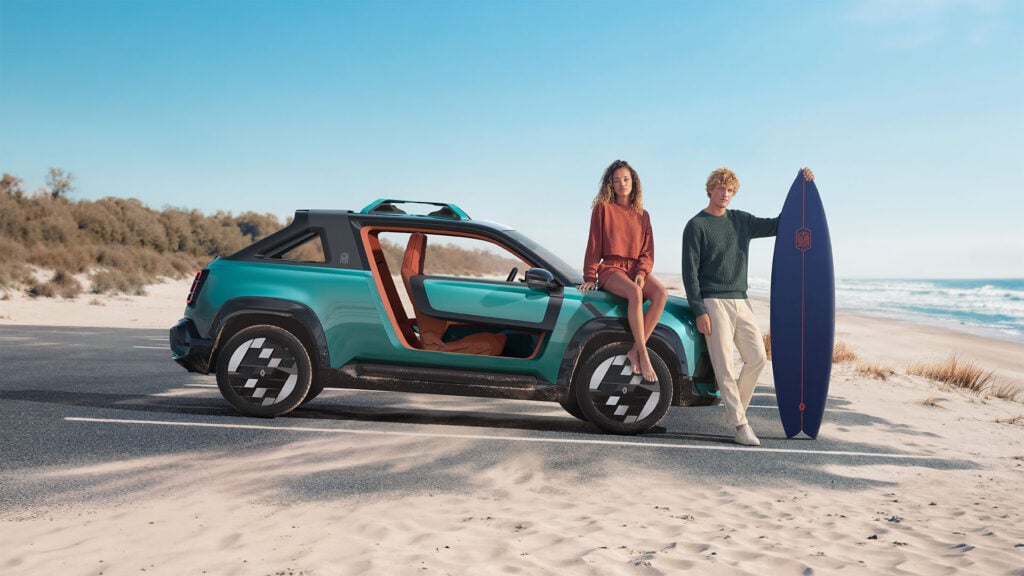 Renault 4 JP4x4 i profil med en tjej och kille vilandes på bilen med en surfingbräda.