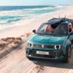Renault 4 JP4x4 snett framifrån på en strandväg.