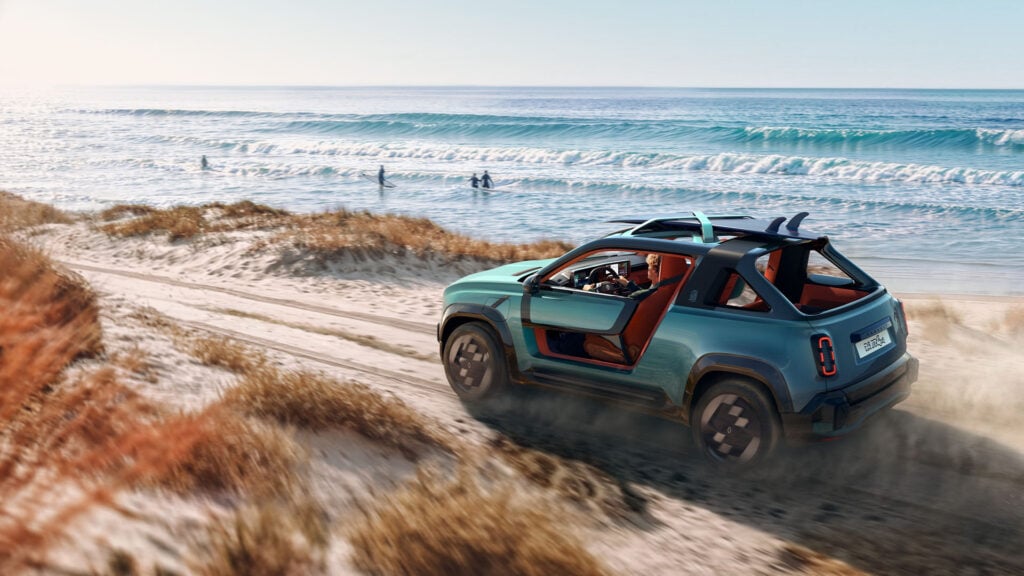 Renault 4 JP4x4 snett bakifrån på strandväg.
