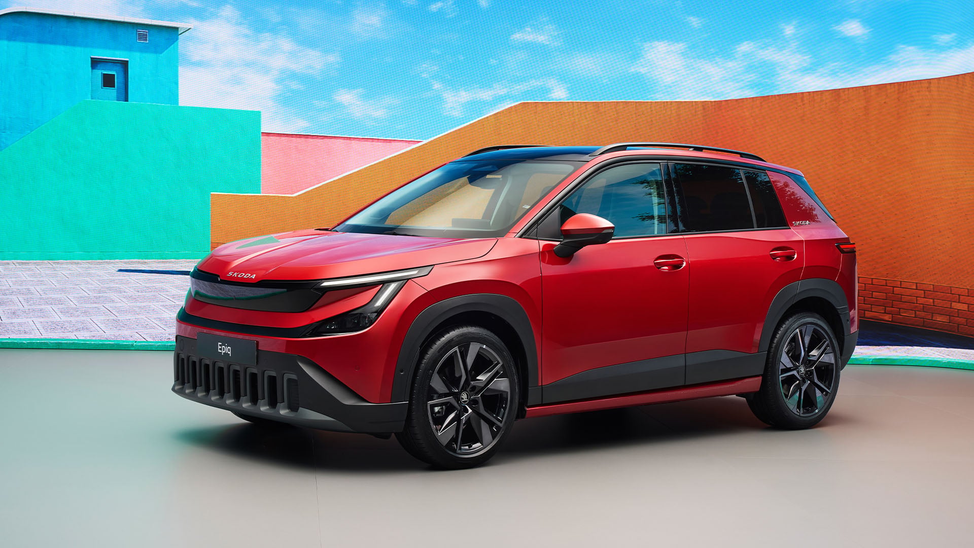Röd Skoda Epiq snett framifrån.
