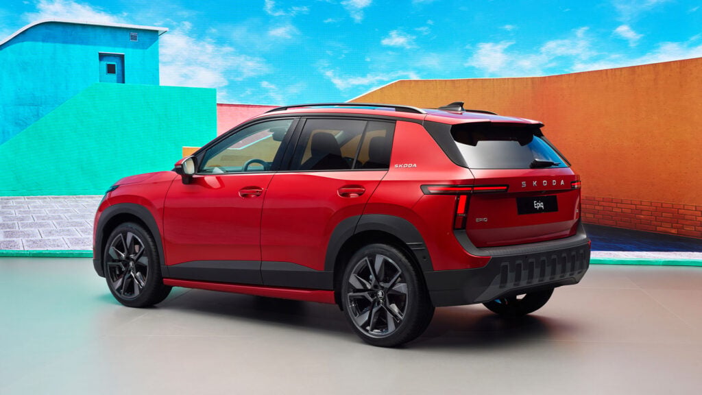 Röd Skoda Epiq snett bakifrån.
