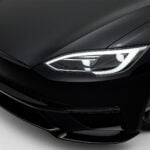 Detaljbild på fronten till en svart Tesla Model S.
