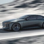 Vision BMW Alpina snett från sidan på en bergsväg.