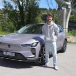 John Sempill står framför en Volvo EX60 i Aurora Silver.