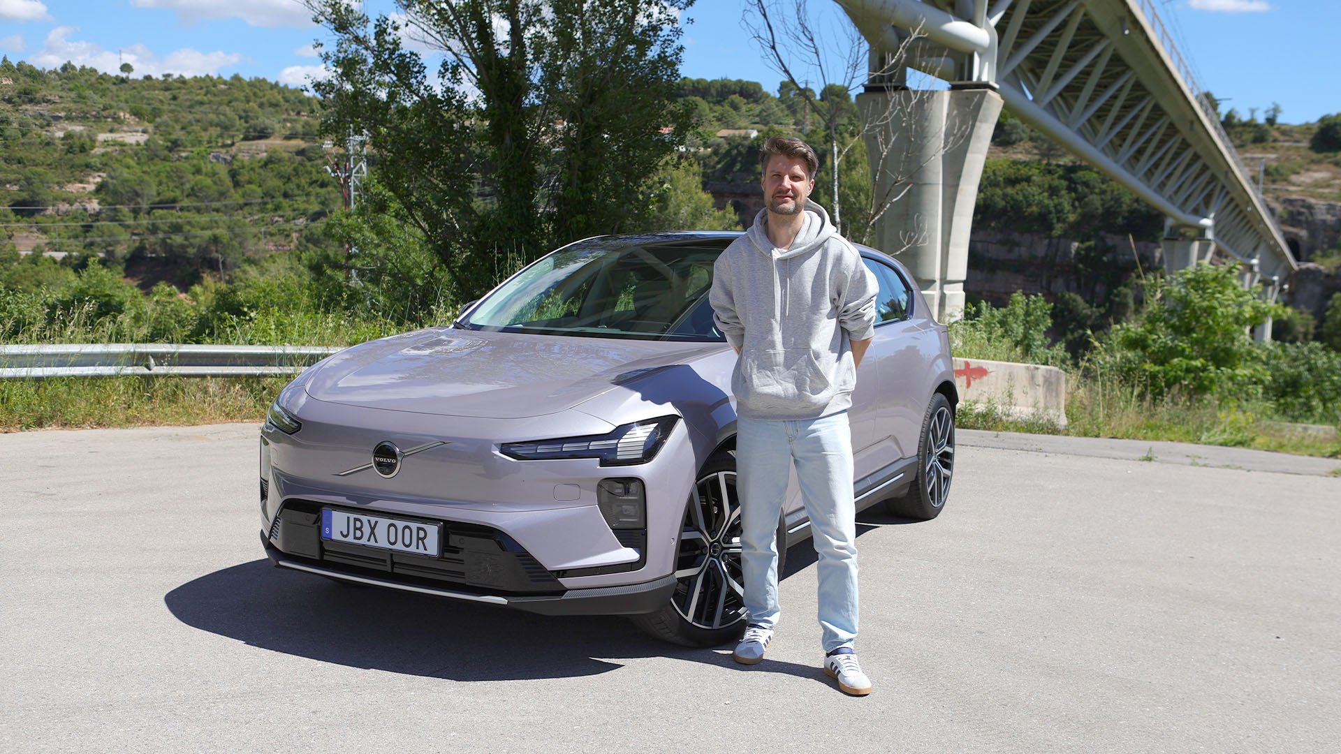 John Sempill står framför en Volvo EX60 i Aurora Silver.