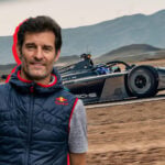 Mark Webber inklippt på en Porsche Formel E Gen4-bil.