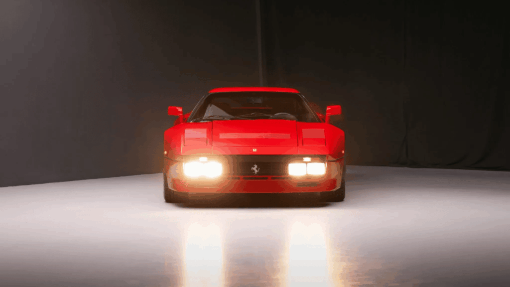 En av de första 200: Ferrari 288 GTO utvecklades ursprungligen för att homologeras i den kompromisslösa Grupp B-klassen. Just detta exemplar från 1984 bär stolt den ikoniska Rosso Corsa-kulören. Foto: Bring a trailer