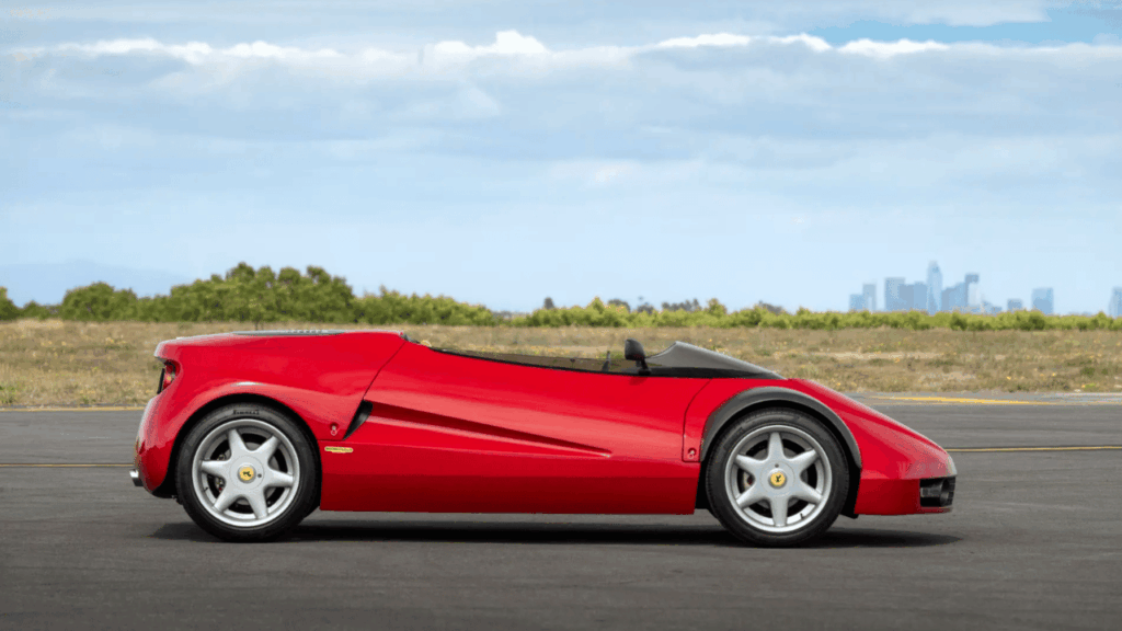 Bakpartiet domineras av en integrerad vinge och den tvådelade lackeringen i Rosso Corsa och Gunmetal Gray – enbart omlackeringen kostade över en kvarts miljon kronor.
Foto: Robin Adams, RM Sotheby’s
