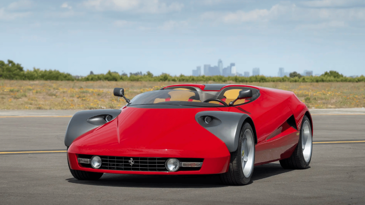 Med sin extremt låga profil och kilformade front är det omöjligt att gissa att det döljer sig en klassisk Ferrari 328 GTS under aluminiumhuden. Foto: Robin Adams, RM Sotheby’s