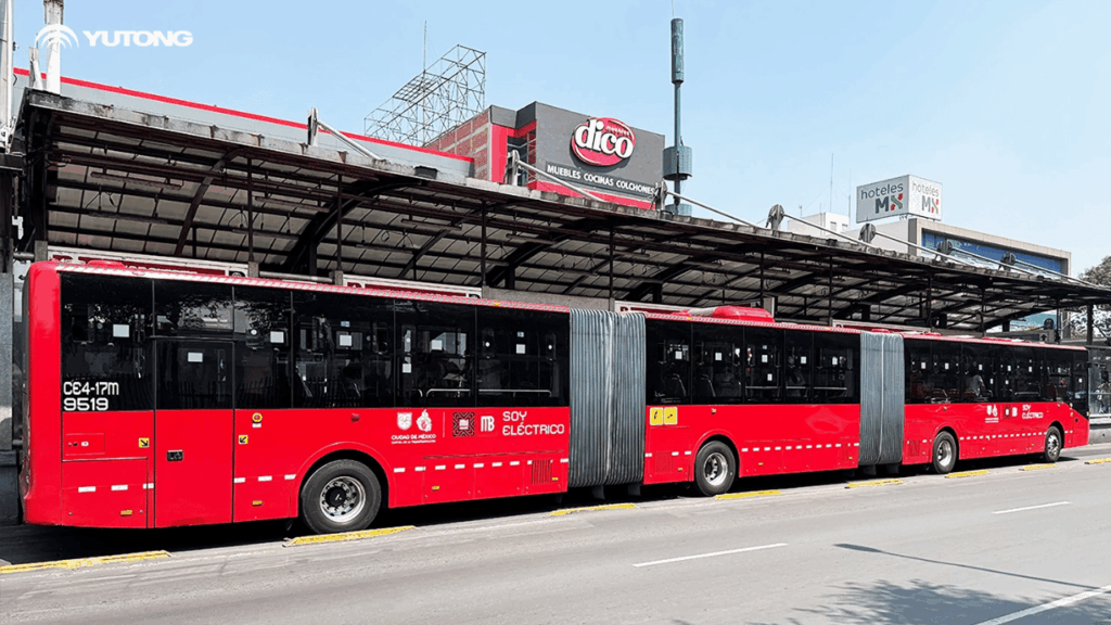 Kinesiska Yutong tar mark i Europa och leder nu elbussligan. På bilden syns en av tillverkarens helt elektriska, ledade stadsbussar med texten ”Soy Eléctrico” på sidan. Foto: Yutong