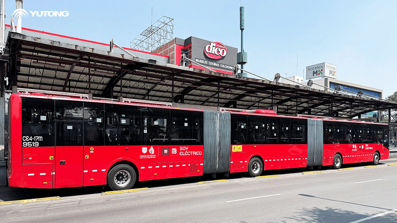 Kinesiska Yutong tar mark i Europa och leder nu elbussligan. På bilden syns en av tillverkarens helt elektriska, ledade stadsbussar med texten ”Soy Eléctrico” på sidan. Foto: Yutong