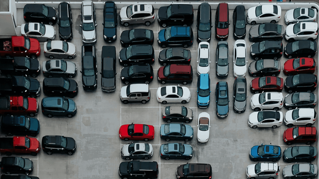 Enligt en ny rapport från Transport & Environment kan städer tvingas till drastiska åtgärder på grund av bilarnas tillväxt, däribland skatt per centimeter, något som kan påverka parkeringar som dessa. Foto: Canva