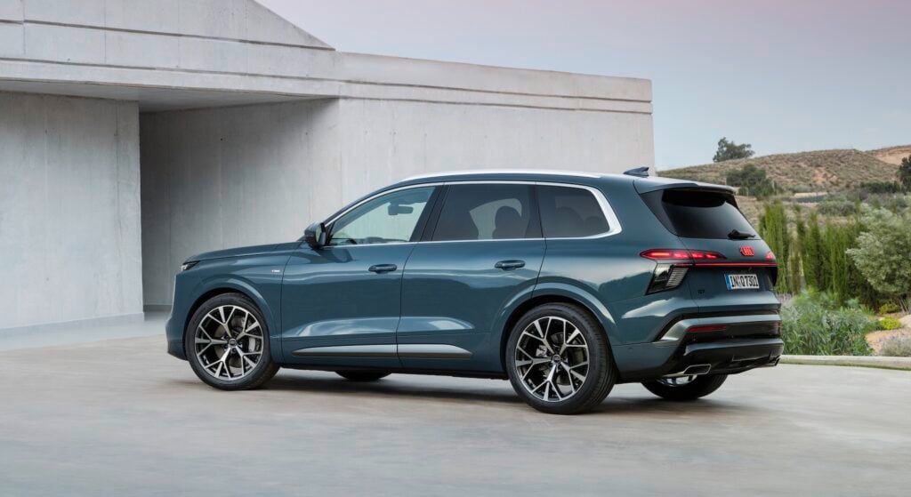 Alopiasblå Audi Q7 av tredje generationen sedd snett bakifrån.
Foto: Audi AG