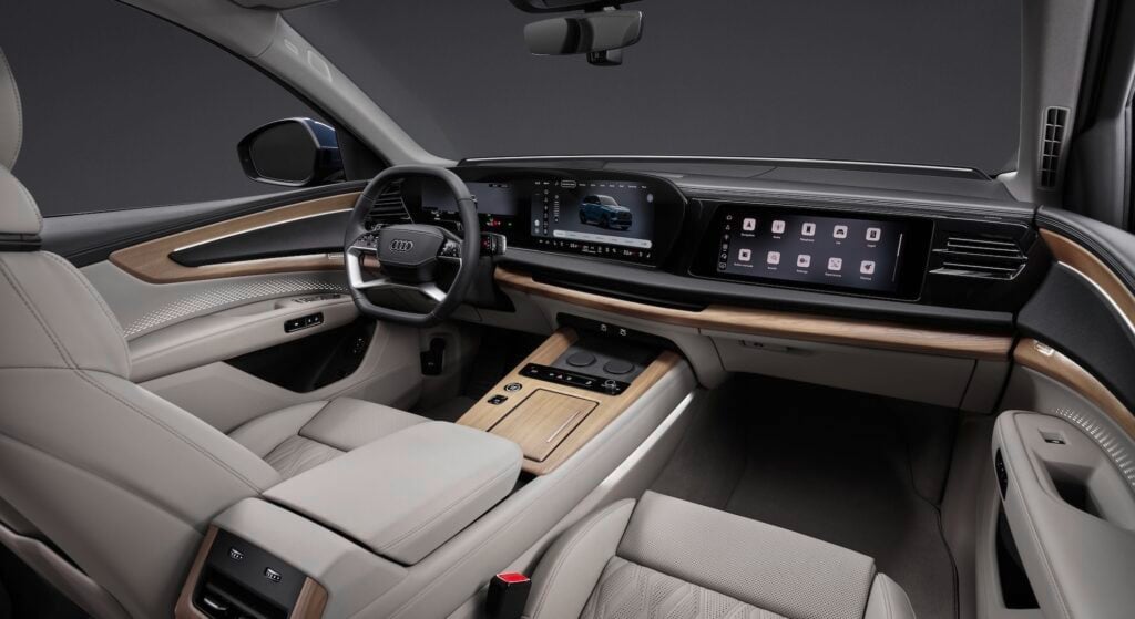 Studiobild av interiör av nya Audi Q7, ljusa träinlägg och ljus läderklädsel.
Foto: Audi AG