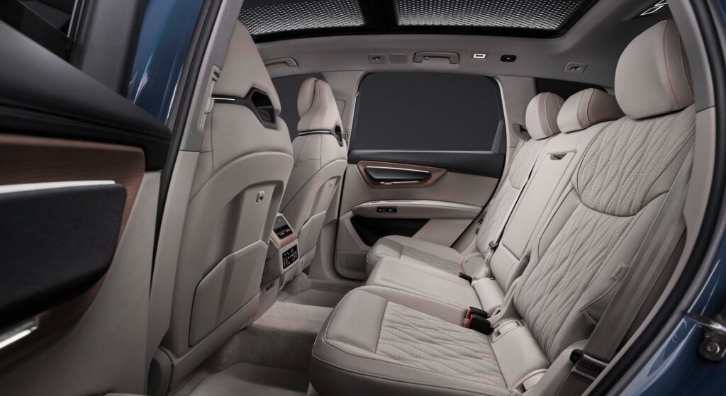 Baksäte i Audi Q7 i profil. Ljus läderklädsel, panoramatak och träinlägg i panelerna.
Foto: Audi AG