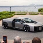 Grå Audi Nuvolari visas upp på Côte d'Azur inför folksamling.