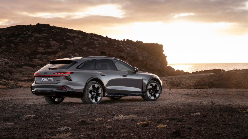 Audi A6 allroad i stenigt landskap